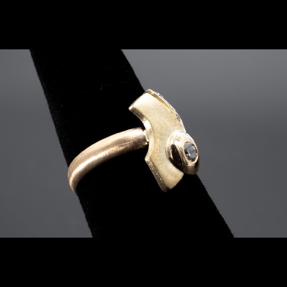 Stunning 14k Ribbon Style Ring - Picture 2 of 3